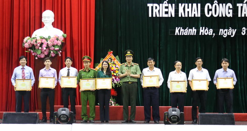 Đại tá Lê Trọng Phúc - Cục phó Cục Xây dựng phong trào toàn dân bảo vệ an ninh Tổ quốc trao bằng khen cho các tập thể