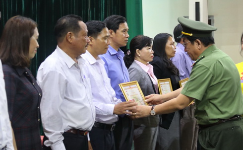 Đại tá Đào Xuân Lân - Giám đốc Công an tỉnh Khánh Hòa trao giấy khen cho các cá nhân
