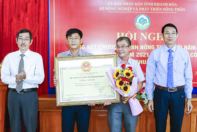 Ông Đinh Văn Thiệu trao quyết định công nhận xã đạt chuẩn nông thôn mới nâng cao năm 2020 cho xã Vĩnh Phương.