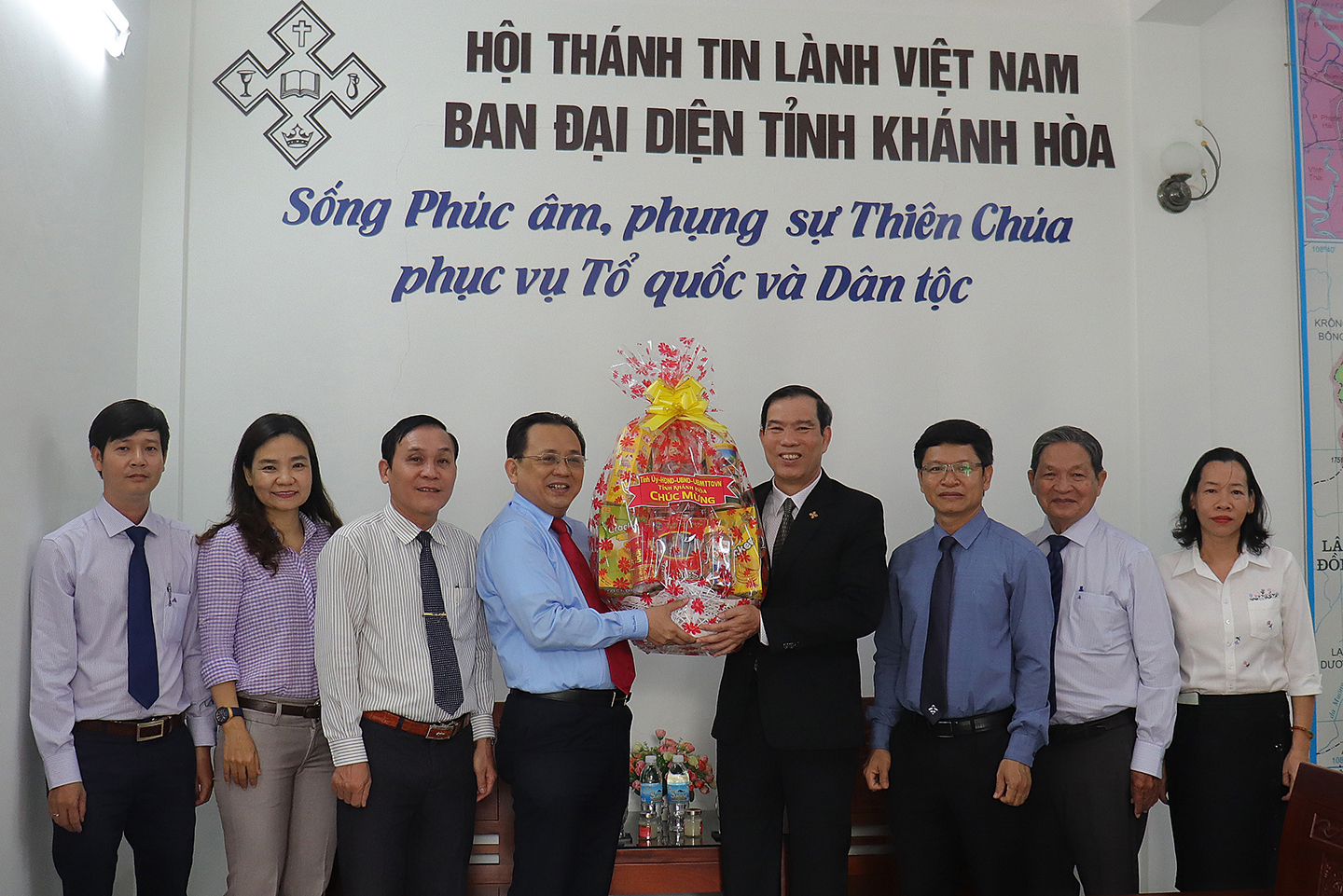 Đoàn công tác tặng quà cho Ban Đại diện Hội Thánh Tin Lành tỉnh Khánh Hòa.