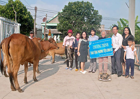 Tặng phương tiện sinh kế giúp phụ nữ thoát nghèo