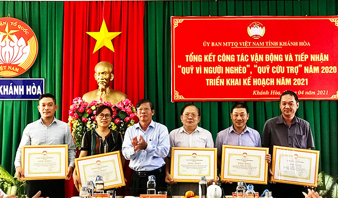 Ông Trần Ngọc Thanh trao bằng khen cho các tập thể và cá nhân.