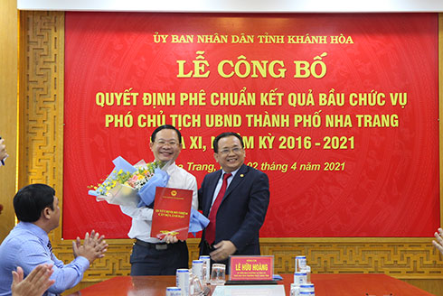 Trao quyết định Phê chuẩn kết quả bầu Phó Chủ tịch UBND thành phố Nha Trang