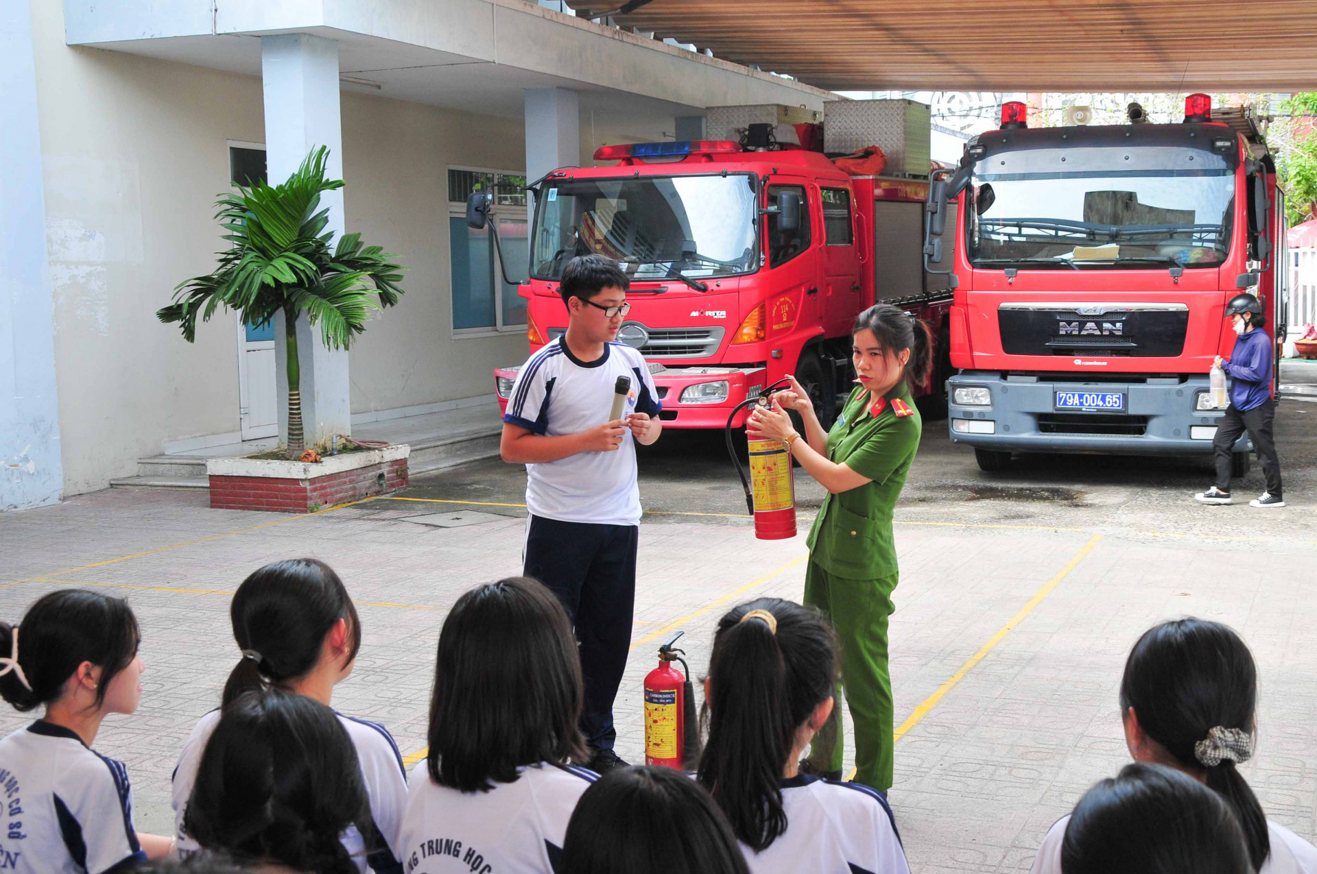 Các học sinh tìm hiểu về các loại bình chữa cháy thông dụng