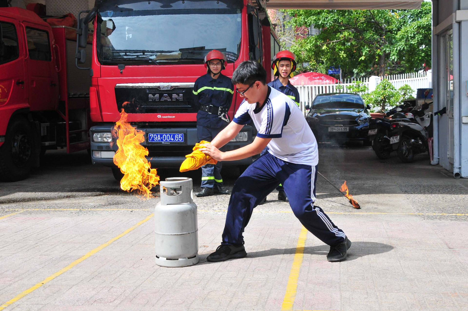 Sau khi được trang bị kiến thức cơ bản, các học sinh trải nghiệm thực tế cách xử lý sự cố cháy bình gas