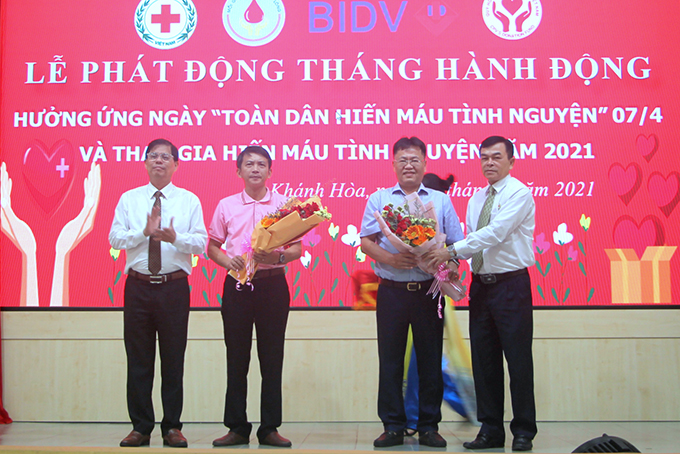Ông Nguyễn Tấn Tuân trao tặng biểu trưng cho các đơn vị đồng hành cùng chương trình