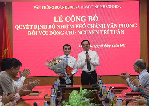 Ông Trần Mạnh Dũng trao quyết định và tặng hoa chúc mừng ông Nguyễn Trí Tuân