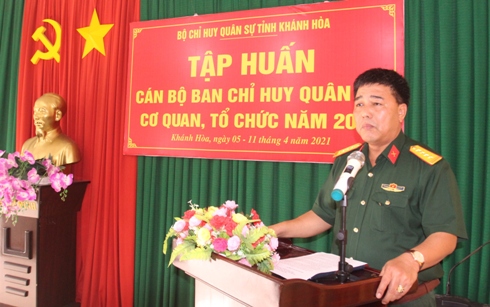 Đại tá Trần Tấn Cường phát biểu quán triệt nhiệm vụ cho lớp tập huấn.