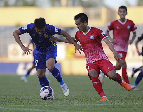 Van Tung (right, red jersey) scores the only goal to help Khanh Hoa FC win against Quang Nam