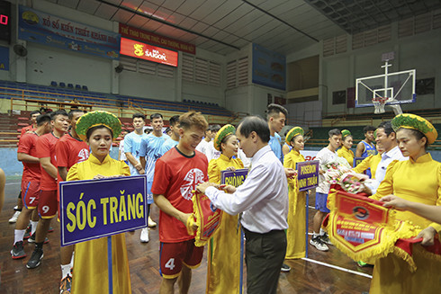 Nguyen Tuan Thanh, deputy director of Khanh Hoa Provincial Department of Culture and Sports, presenting souvenir flags to teams