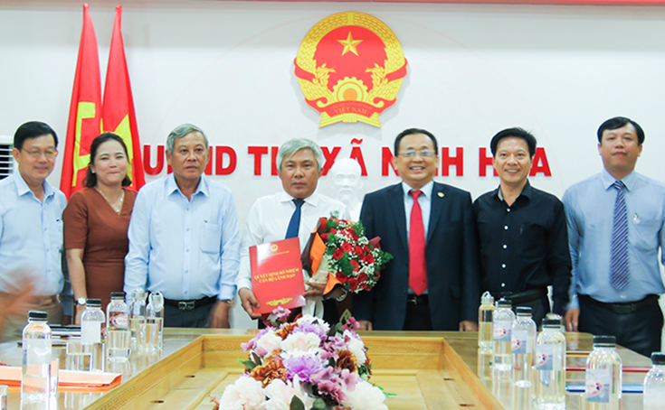 Lãnh đạo tỉnh trao quyết định phê chuẩn kết quả bầu Phó Chủ tịch UBND thị xã Ninh Hòa