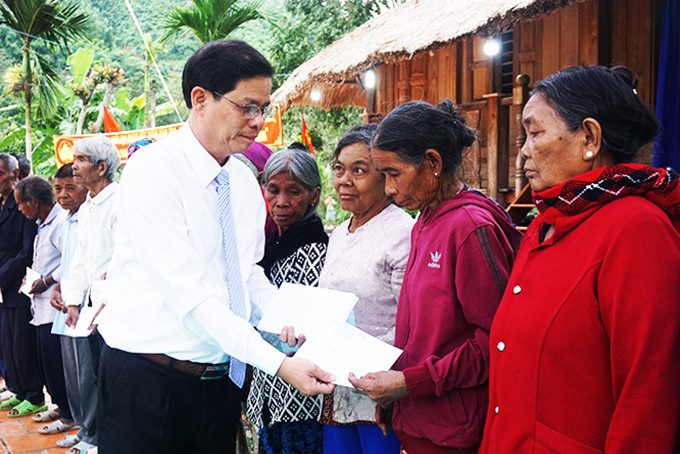 Đồng chí Nguyễn Tấn Tuân - Phó Bí thư Tỉnh ủy, Chủ tịch UBND tỉnh trao quà cho người nghèo tại xã Sơn Hiệp, huyện Khánh Sơn.