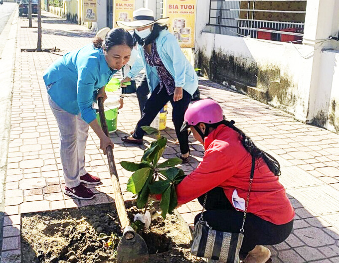 Phụ nữ phường Vĩnh Nguyên, Nha Trang hưởng ứng Tết trồng cây.