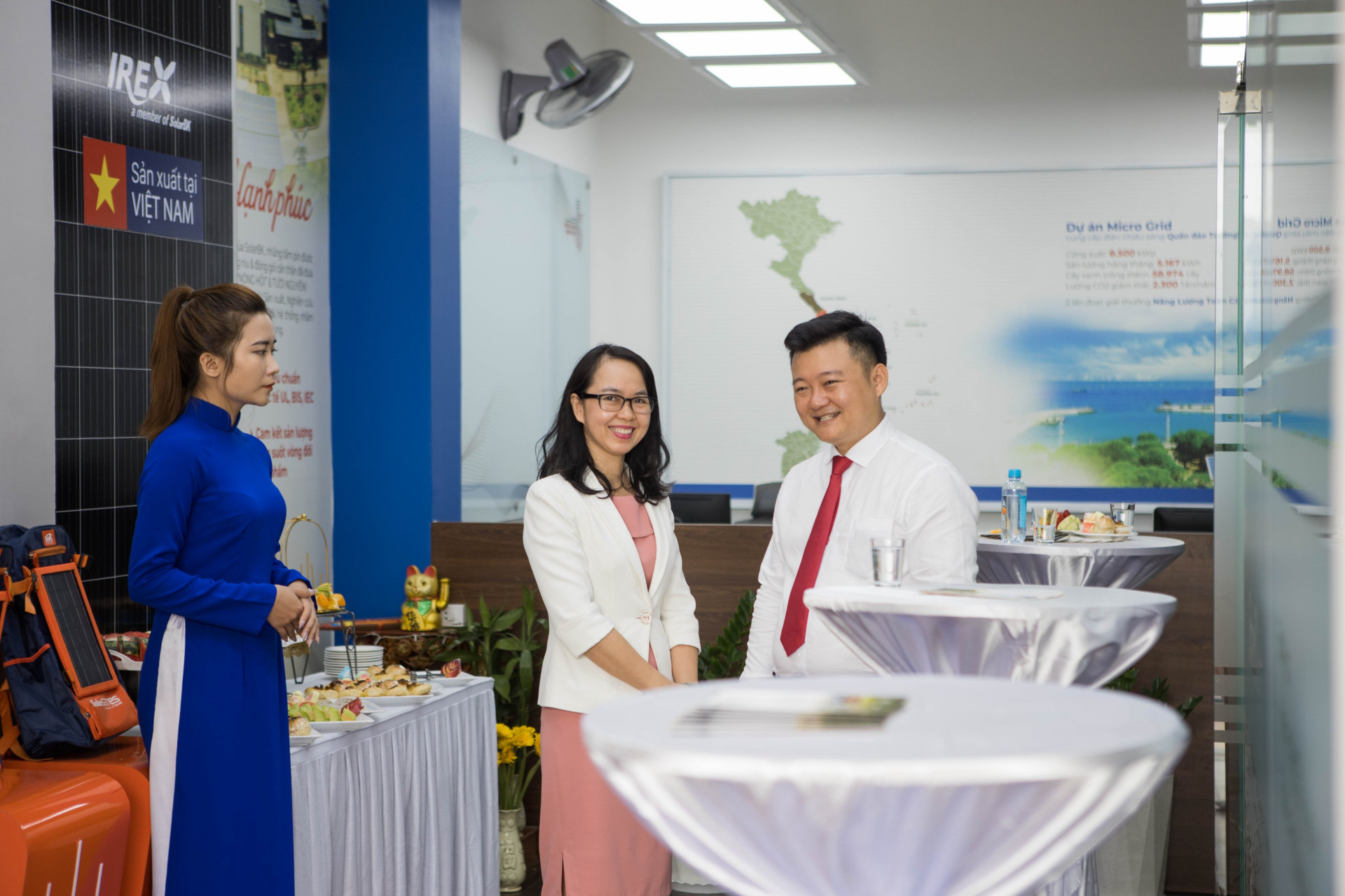 Khách hàng tham quan, tìm hiểu sản phẩm tại Văn phòng mới SolarBK Đà Nẵng