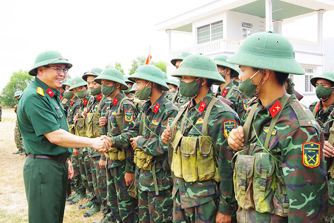 Thượng tá Đinh Văn Hưng - Phó Chính ủy Bộ Chỉ huy Quân sự tỉnh  động viên chiến sĩ mới.
