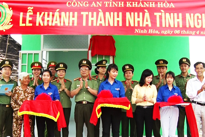 Đại tá Nguyễn Văn Ngàn - Phó Giám đốc Công an tỉnh bàn giao nhà tình nghĩa  cho gia đình bà Trần Thị Gọn. 