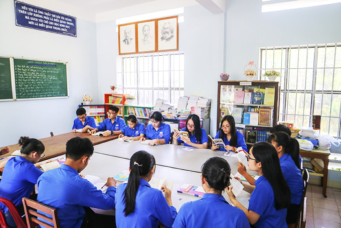 Học sinh đọc sách trong thư viện Trường THPT Hà Huy Tập, TP. Nha Trang.