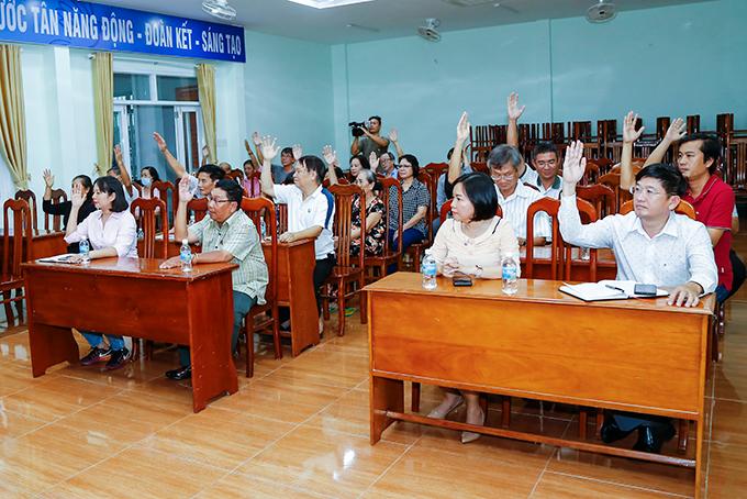 Cử tri phường Phước Tân biểu quyết tại hội nghị.