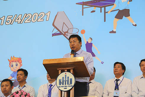 Ông Võ Hoàn Hải, Giám đốc Sở Giáo dục và Đào tạo tuyên bố khai mạc Hội khỏe Phù Đổng tỉnh.