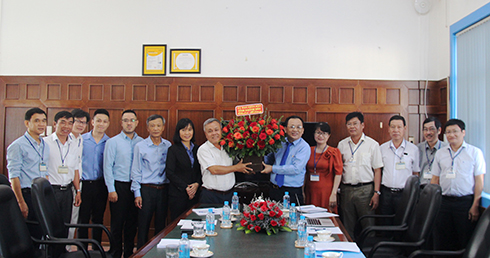 Ông Lê Hữu Hoàng tặng hoa cho tập thể Công ty Cổ phần Thủy sản Thông Thuận Cam Ranh
