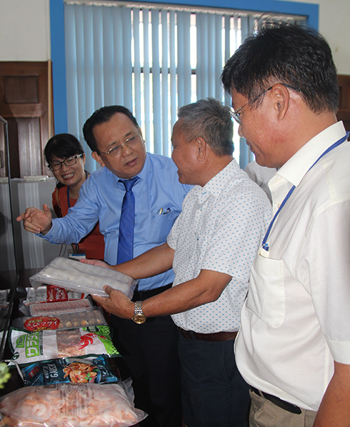 Lãnh đạo tỉnh tham quan một số sản phẩm xuất khẩu chủ lực của Công ty Cổ phần Thủy sản Thông Thuận Cam Ranh