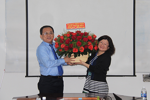 Ông Lê Hữu Hoàng tặng hoa cho lãnh đạo Công ty Cổ phần Gallant Ocean Việt Nam