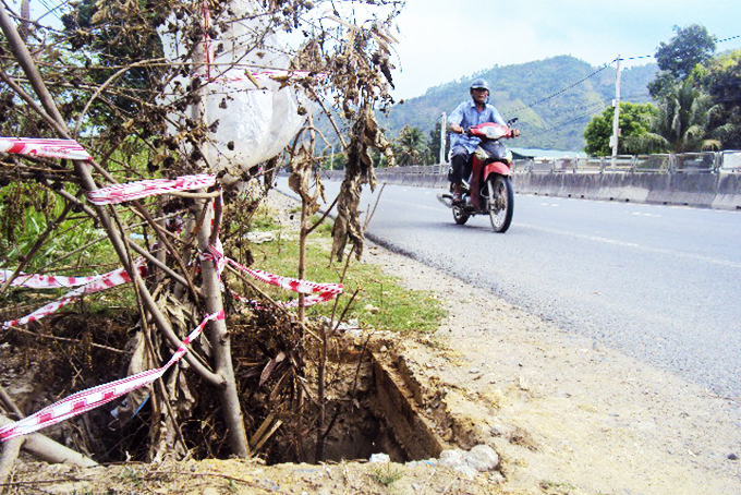 Hố nằm cạnh quốc lộ