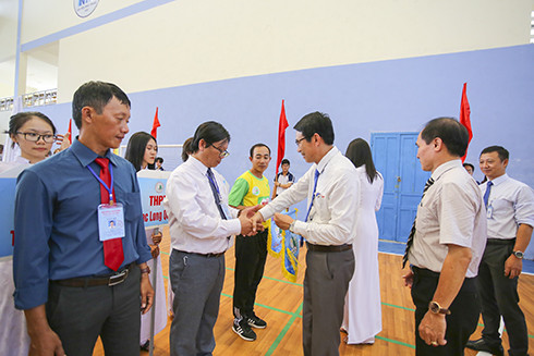 Dinh Van Thieu offering souvenir flags to delegations