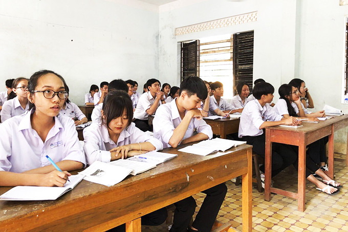 Học sinh lớp 12, Trường THPT Nguyễn Trãi, thị xã Ninh Hòa đang ôn thi.