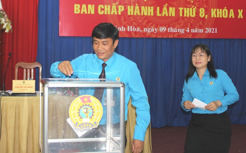 Các đại biểu bỏ phiếu bầu bổ sung Ủy viên Ban Chấp hành và Ủy viên Ủy ban Kiểm tra Liên đoàn Lao động tỉnh Khánh Hòa.