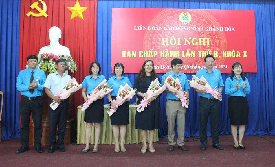 Lãnh đạo Liên đoàn Lao động tỉnh tặng hoa chúc mừng những Ủy viên Ban Chấp hành và Ủy viên Ủy ban Kiểm tra được bầu bổ sung.