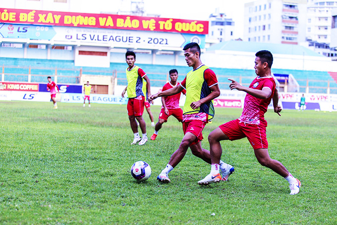 Các cầu thủ Khánh Hòa FC trong buổi tập chiều 8-4  để chuẩn bị cho trận đấu trên sân nhà vòng 4.