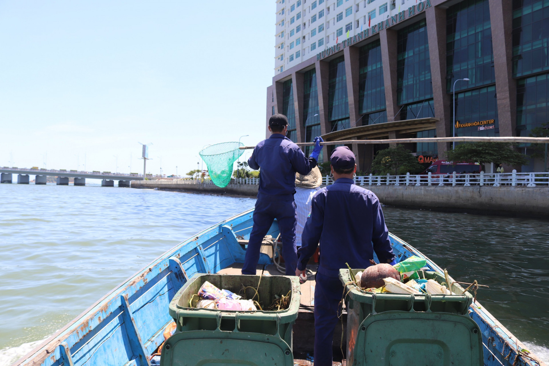 Thuyền di chuyển ở khu vực cầu Trần Phú để gom rác.