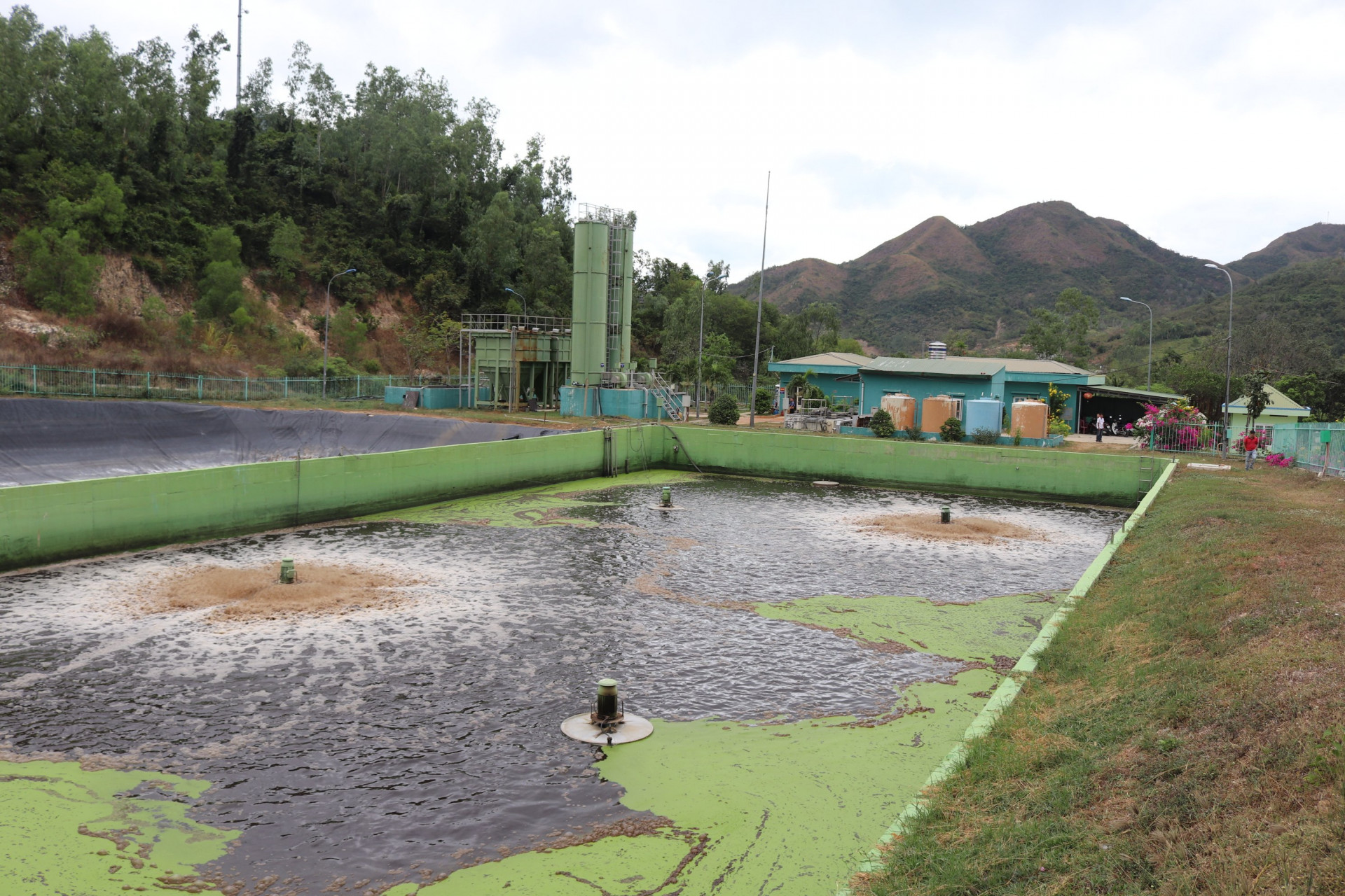 Nước rỉ rác được đưa xuống khu vực xử lý và chuyển bằng đường ống riêng về Nhà máy xử lý nước thải phía nam TP. Nha Trang