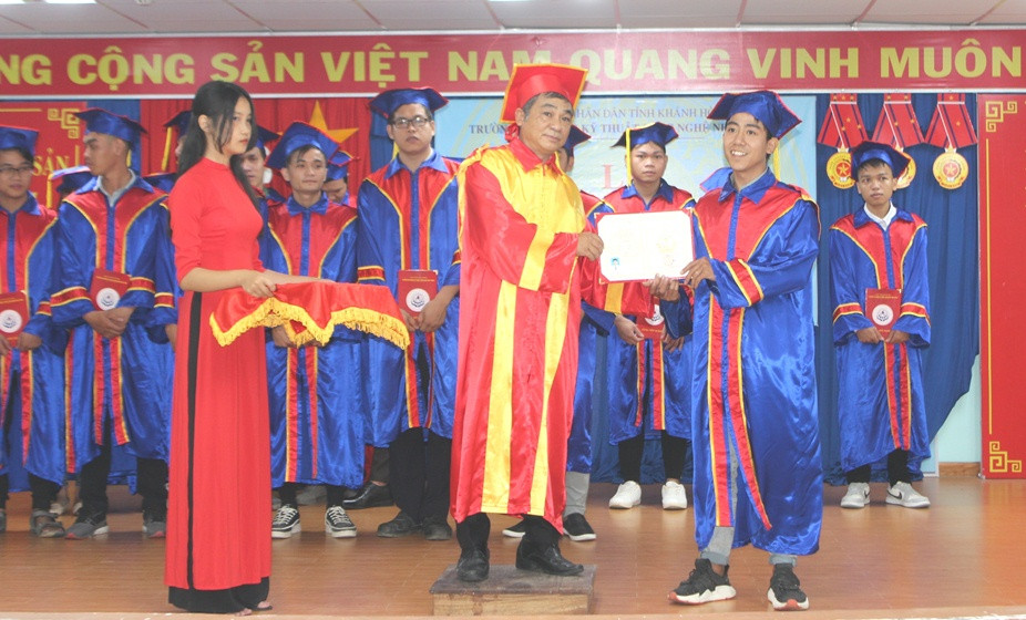 Đại diện lãnh đạo nhà trường trao bằng tốt nghiệp cho sinh viên.