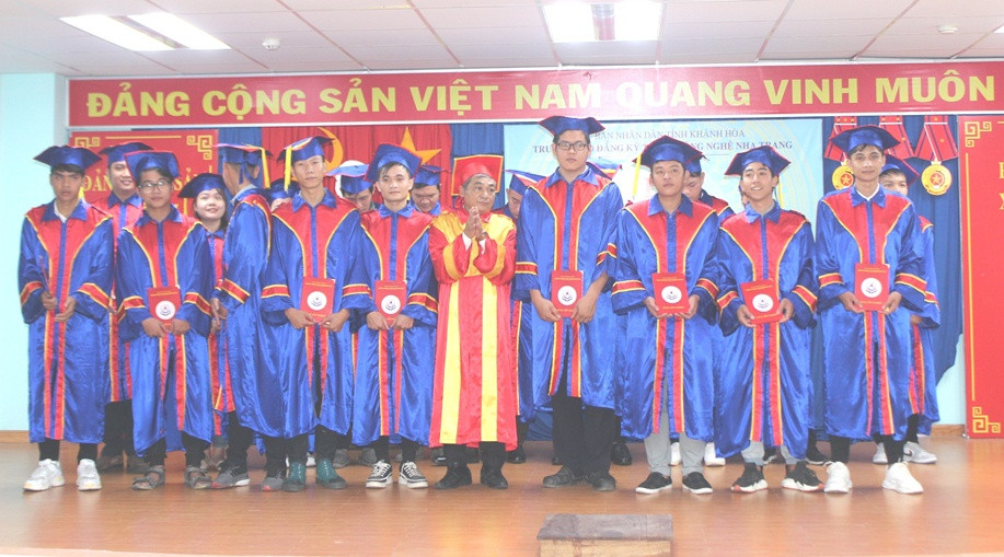 Các sinh viên nhận bằng tốt nghiệp.