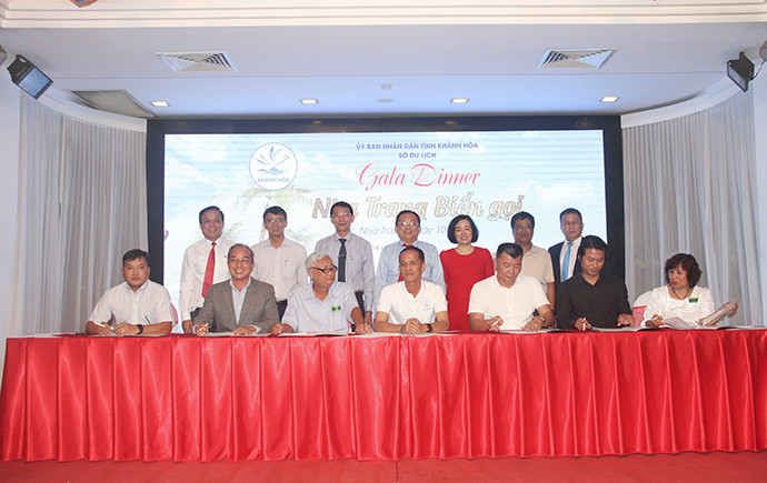 Đại diện Hội Lữ hành Khánh Hòa ký kết hợp tác ghi nhớ với các hội lữ hành của nhiều tỉnh, thành về việc liên kết đưa khách du lịch nội địa đến Khánh Hòa