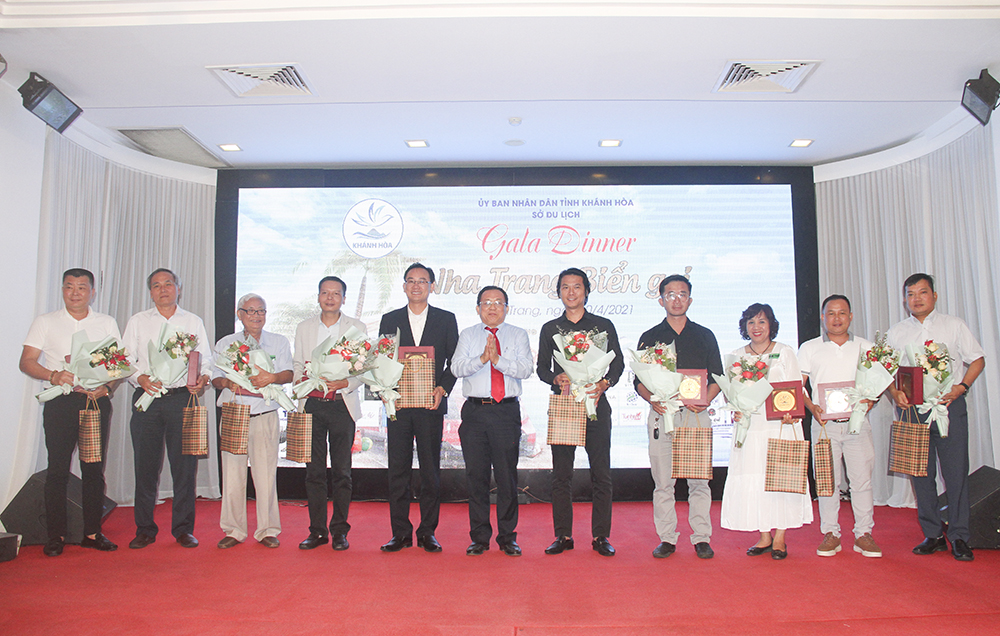 Ông Lê Hữu Hoàng - Phó Chủ tịch thường trực UBND tỉnh Khánh Hòa tặng hoa cho đại diện các hội lữ hành tham gia đoàn Famtrip