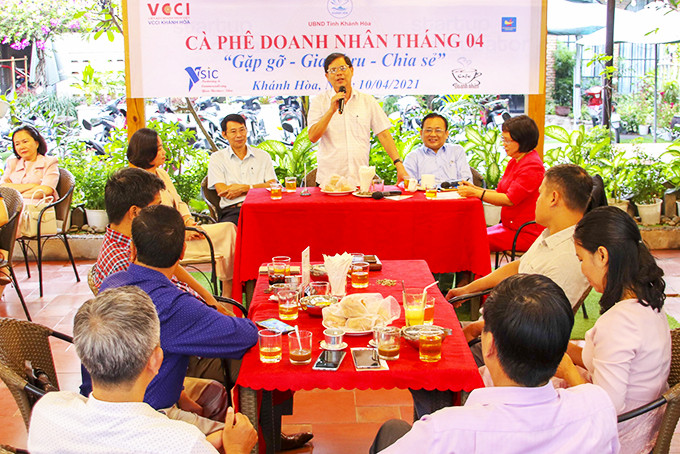 Ông Nguyễn Tấn Tuân trao đổi với các doanh nhân tại chương trình.