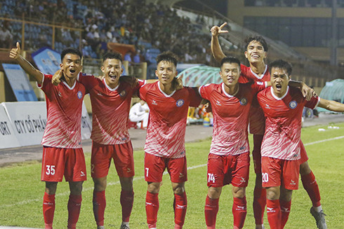 Các cầu thủ Khánh Hòa FC ăn mừng bàn thắng.