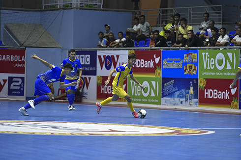 Trận đấu giữa Sanvinest Khánh Hòa (áo vàng) gặp Quảng Nam.