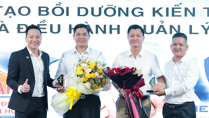 Lãnh đạo Công ty Bất động sản New City Nha Trang tặng hoa cảm ơn sự hợp tác của Hội Môi giới bất động sản Khánh Hoà 