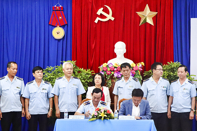 Lãnh đạo Cục Hải quan Khánh Hòa ký kết thỏa thuận hợp tác với doanh nghiệp năm 2021.