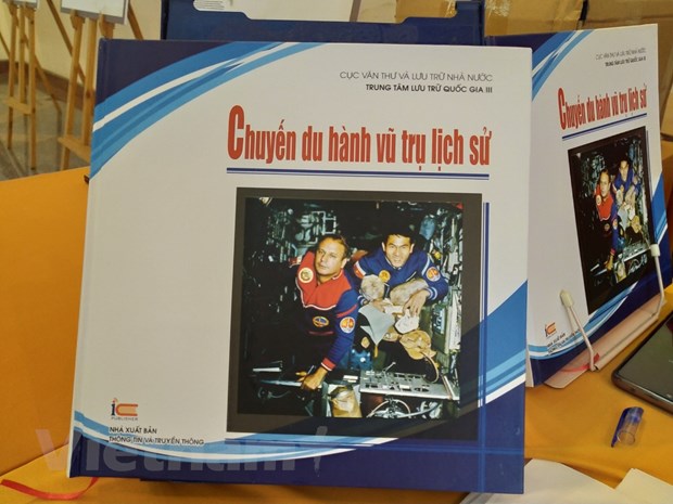 Cuốn sách chứa nhiều hình ảnh, tài liệu về chuyến du hành vũ trụ của anh hùng Phạm Tuân. (Ảnh: Minh Thu/Vietnam+)