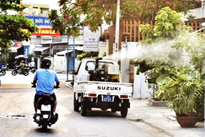 Phun hóa chất diệt muỗi phòng, chống sốt xuất huyết ở TP. Nha Trang.