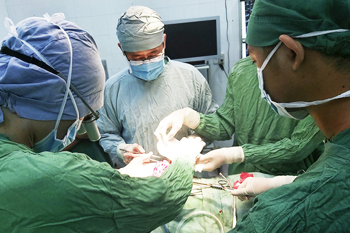 Thực hiện ca phẫu thuật cấp cứu cho bệnh nhân tại Bệnh viện Đa khoa tỉnh. 