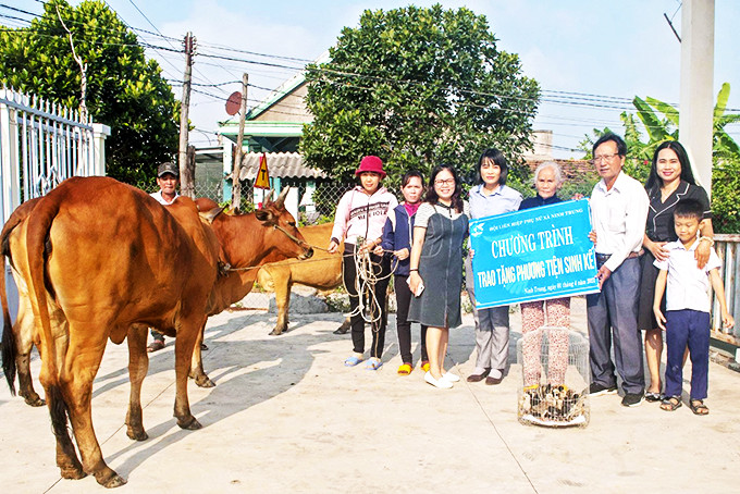 Phụ nữ Ninh Trung tặng bò giống cho hội viên có hoàn cảnh khó khăn.  