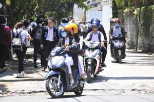 Tình trạng học sinh đi xe mô tô: Cần giải pháp quyết liệt hơn