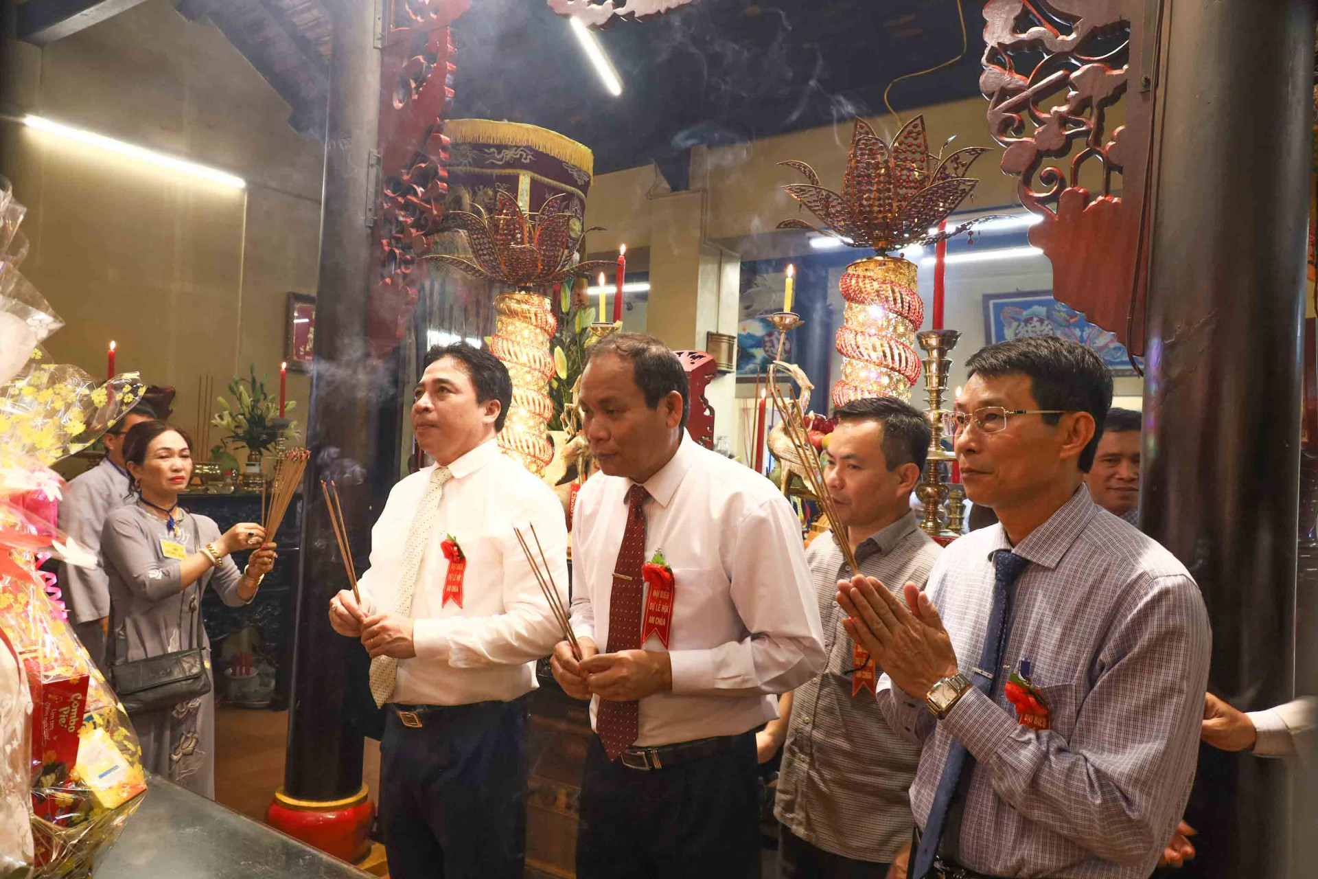Khanh Hoa’s leadership offering incense to Thien Y Ana Holy Mother