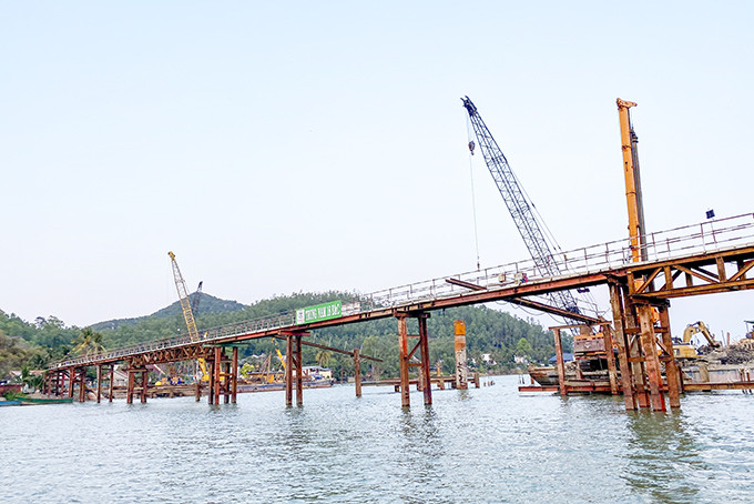 Dự án Đập ngăn mặn trên sông Cái Nha Trang chậm  do chưa có giá đất cụ thể để bồi thường, giải phóng mặt bằng.